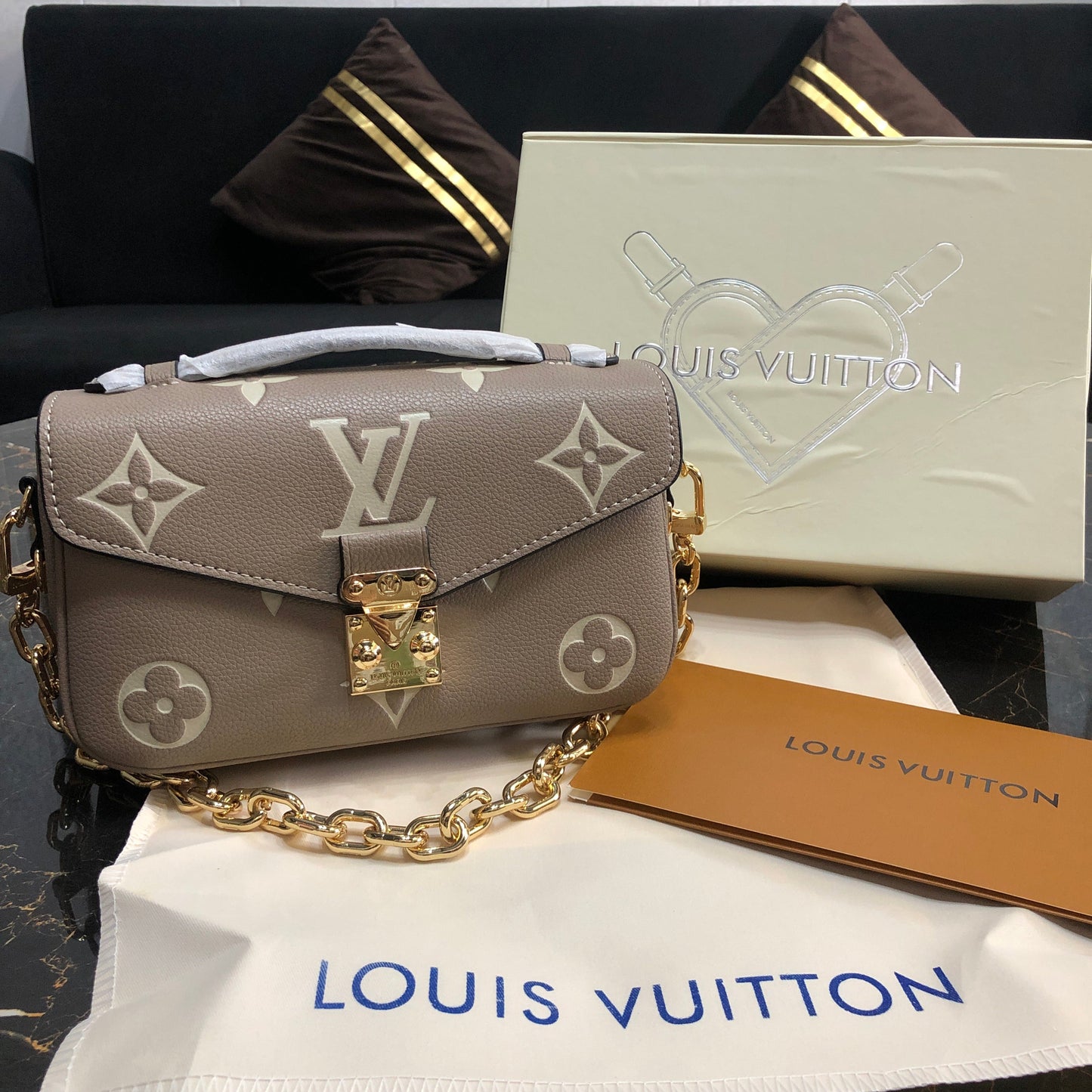 Bolsa Modelo Louis Vuitton Pochette Metis East West