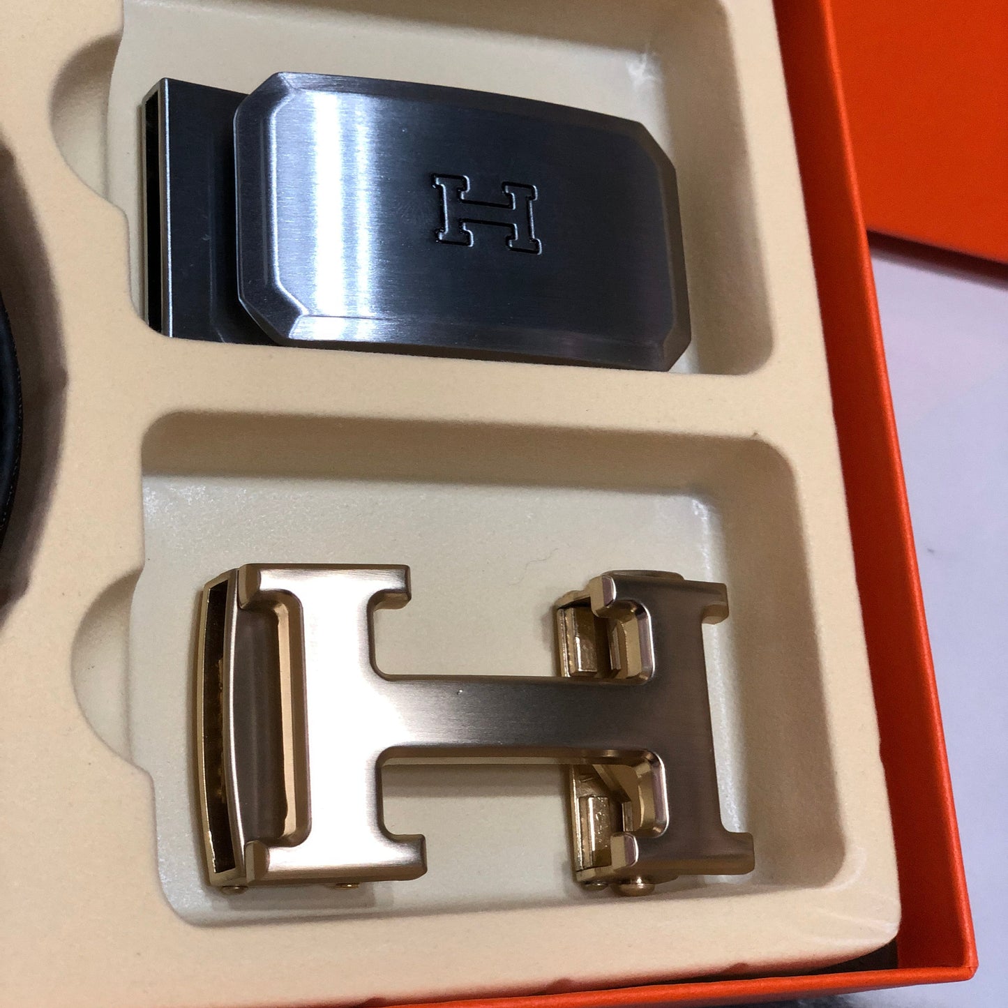 Hermès belt with two interchangeable H buckles