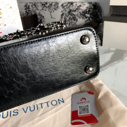 Louis Vuitton Capucines East-West BB